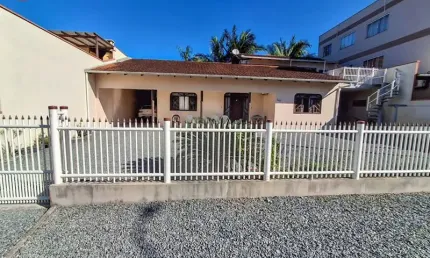 Casa averbada com ótimo espaço de terreno, possui 04 dormitórios sendo 01 suíte e uma edícula - localizada no bairro -gravata