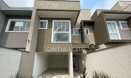Sobrado a 500 metros da praia no bairro itacolomi em piçarras- sc