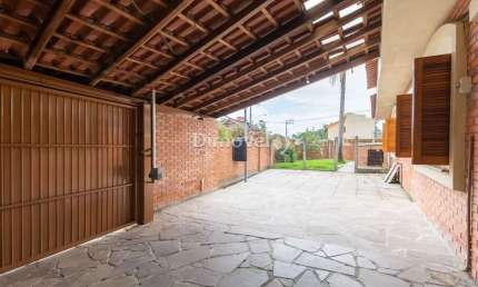 Casa com 3 quartos à venda na Rua Oiampi, 420, Guarujá, Porto Alegre por R$ 490.000