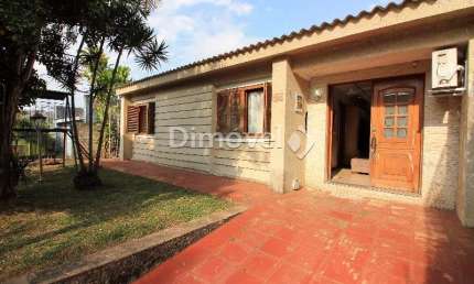 Casa com 4 quartos à venda na Rua Carlos Ferreira, 270, Teresópolis, Porto Alegre por R$ 500.000