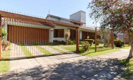 Casa com 5 quartos à venda na Rua Caiapó, 15, Vila Assunção, Porto Alegre por R$ 2.600.000
