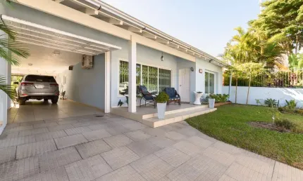 Casa com 3 quartos à venda na Avenida Copacabana, 140, Vila Assunção, Porto Alegre por R$ 2.000.000