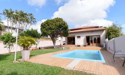 Casa com 4 quartos à venda na Rua Atílio Supertti, 623, Vila Nova, Porto Alegre por R$ 970.000