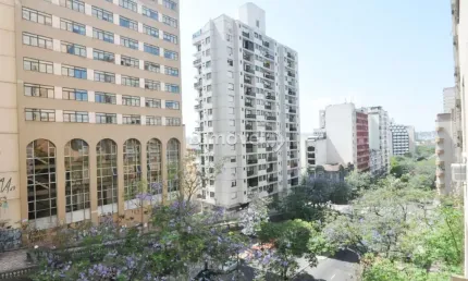 Apartamento com 3 quartos à venda na Avenida Borges de Medeiros, 855, Centro Histórico, Porto Alegre por R$ 300.000
