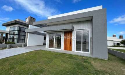 Casa em condomínio fechado com 3 quartos à venda na HONORIO GERMANO, 2009, Centro, Capão da Canoa por R$ 1.190.000