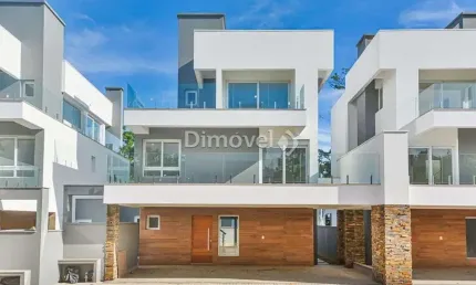 Casa em condomínio fechado com 3 quartos para alugar na Avenida Coronel Marcos, 1239, Pedra Redonda, Porto Alegre por R$ 17.000