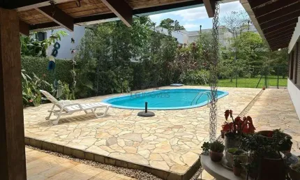 Casa com 4 quartos para alugar na Rua Jaraguá, 860, América, Joinville