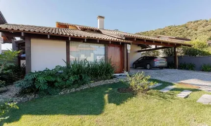 Casa com 3 quartos à venda na Rua São Carlos, 345, Iririú, Joinville