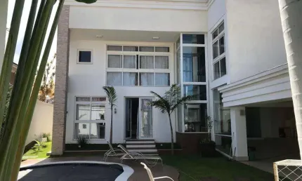 Vendo casa sendo sobrado 4 suítes sendo uma máster com banheira com elevador em condomínio fechado na rua 12 residencial colibri, casa de alto padrão.