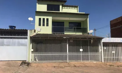 prédio comercial sendo loja no térreo, 1º andar com sala com cozinha grande e wc, e no 2º 3 quartos sendo uma suíte na QR 221 frente a avenida principal