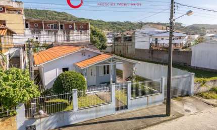 Casa ampla com ótima localização Mar Grosso - Laguna