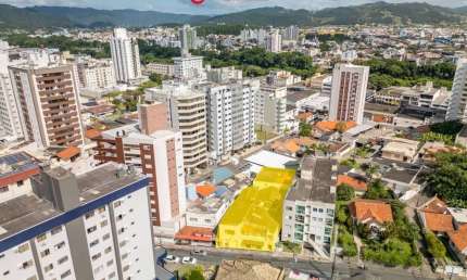 Terreno de 700m² no Centro de Tubarão: Ideal para Investir e Construir!
