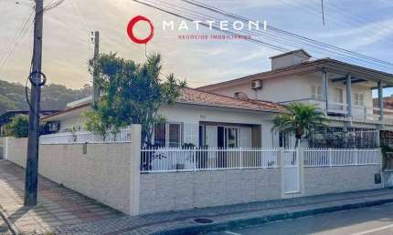Casa de Esquina a 500m do Mar | 4 Dormitórios no Mar Grosso