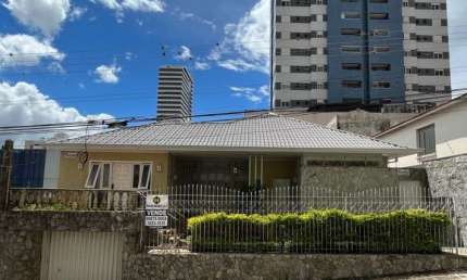 Residência no Centro - ótima  localização disponível para venda.