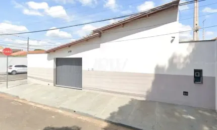 Otima oportunidade de investimento com Terreno de 360m² sendo 190² de área construida com duas casas e um ponto comercial, totalizando 3 imóveis na me