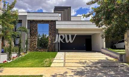 CASA TÉRREA NO CONDOMÍNIO JARDINS DI ROMA NA CIDADE DE INDAIATUBA - SP  Área do terreno 300 m² Área construída 172,80 m²  Casa moderna em condomínio f