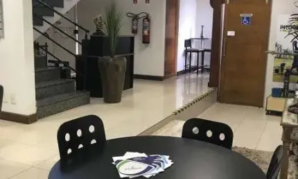GALPÃO NO JARDIM UMUARAMA  Térreo: Recepção, Sala de estar, Sala administrativo, Deposito, Cozinha/Refeitório e Banheiro feminino e masculino.  Piso superior: 3 Salas, 1 Sala com sacada, Banheiro soci