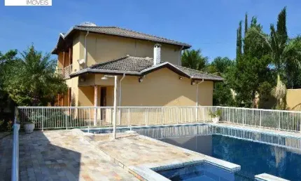 Chácara vale das laranjeiras  casa principal: 4 suítes e mais 3 suítes no anexo, móveis planejados nos quartos, banheiro, e na cozinha, adega, lareira e capela.  casa caseiro: 2 dormitórios, 1 banheir