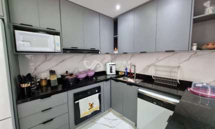 CASA A VENDA, 3 DORMITÓRIOS, CLOSET, SUÍTE, SALA, COPA, COZINHA, 3 BANHEIROS, 2 VAGAS DE GARAGEM COBERTA. JARDIM CASABLANCA - JARDIM BRASILIA.