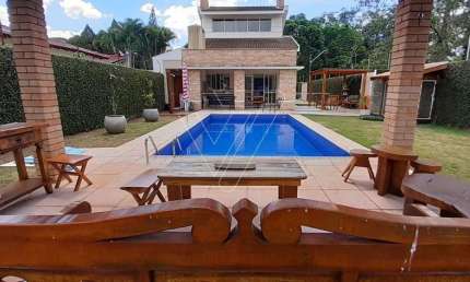 Conforto e Elegância: Casa com 2 Suítes, Pé-Direito Duplo e Piscina - Jd Mediterrâneo