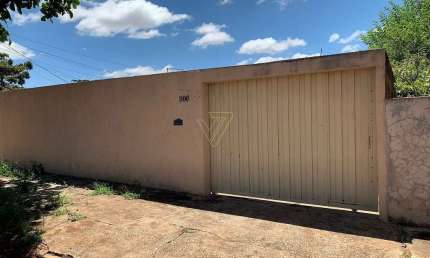 Espaçosa Casa a venda, no Jardim Leonor, região oeste de Londrina!