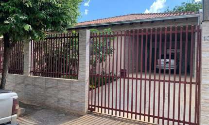 Casa a venda, espaçosa e com um belo jardim e edicula! Jardim Santiago - Londrina