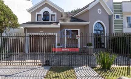 Casa à venda, Xaxim, Curitiba, alto padrão, garagem fechada.  Um lindo quintal.