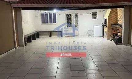 Linda Casa à venda no Bairro Uberaba, com 2 dormitórios, churrasqueira e garagem para 4 carros por