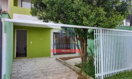 Incrível Sobrado em condomínio fechado à venda no Boqueirão com 3 dormitórios, 2 banheiros e uma va