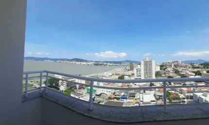 COBERTURA EXCLUSIVA COM VISTA DESLUMBRANTE PARA A PONTE HERCÍLIO LUZ E BEIRA-MAR CONTINENTAL — UM ESPETÁCULO DIÁRIO!