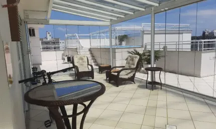 Cobertura exclusiva com vista deslumbrante para a ponte hercílio luz e beira-mar continental — um espetáculo diário!