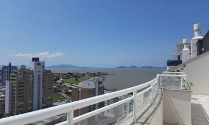 COBERTURA EXCLUSIVA COM VISTA DESLUMBRANTE PARA A PONTE HERCÍLIO LUZ E BEIRA-MAR CONTINENTAL — UM ESPETÁCULO DIÁRIO!
