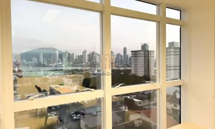 Sala comercial à venda no Centro de Navegantes, 100% mobiliada, com 1 vaga de garagem e localização estratégica!