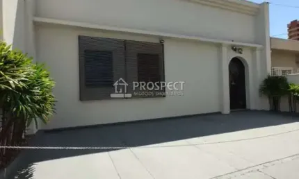 Casa Comercial na Rua Garibaldi | 7 salas | 4 vagas