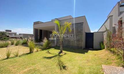 Casa Térrea com banheira no Alphaville | 3 suítes | 4 vagas