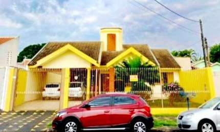 Casa para Venda em Maringá, Zona 08, 3 dormitórios, 2 suítes, 1 banheiro, 4 vagas