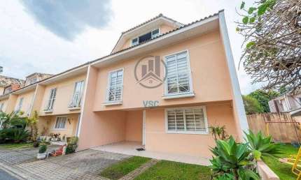 Triplex em condomínio, 3 quartos sendo uma suíte com 140m²