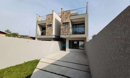Triplex com amplo terreno na frente e nos fundos, suíte ampla com sacada
