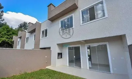 Sobrado em condomínio com piscina, 3 quartos sendo uma suíte com sacada