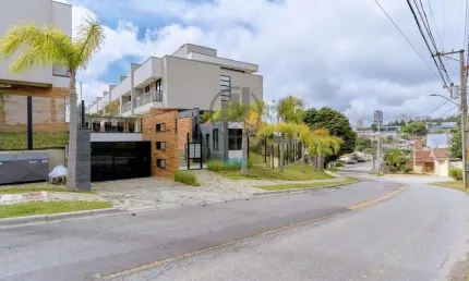 Tríplex exclusivo em condomínio, 3 suítes e amplo terreno nos fundos com 80m²