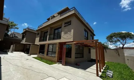 Sobrados triplex em condomínio a venda no bairro tingui