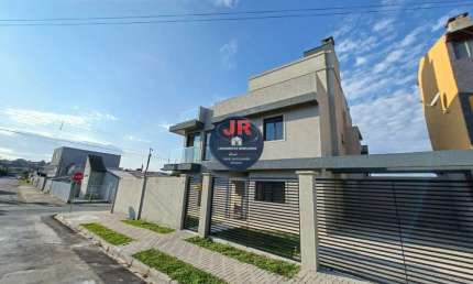 Tríplex de esquina, com 3 quartos sendo uma suíte e amplo terreno