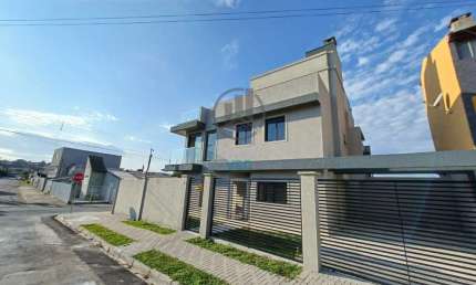 Tríplex de esquina, com 3 quartos sendo uma suíte e amplo terreno