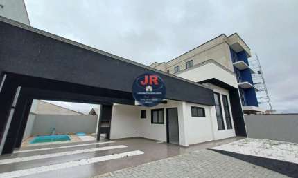 Casa térrea nova com piscina, 3 quartos sendo um deles com suíte e 5 vagas