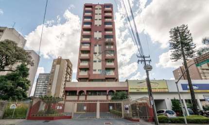 Apartamento com três quartos sendo um deles uma suíte, no Bacacheri