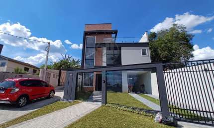 Triplex com 03 quartos, sendo uma suíte, na melhor localização do Butiatuvinha