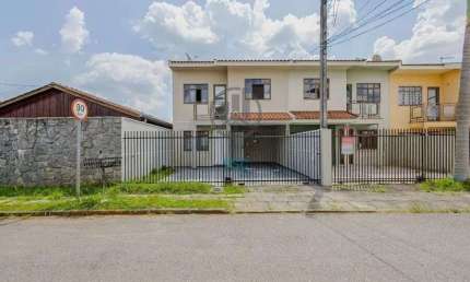 Sobrado de frente para rua com três quartos sendo uma suíte