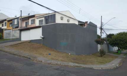 Sobrado de esquina com 3 quartos á venda no Cajuru.