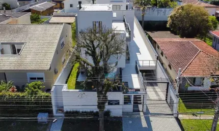 Sobrado triplex com 3 vagas no subsolo lado a lado 3 quartos sendo 1 suíte e terraço com banheiro a venda no guabirotuba