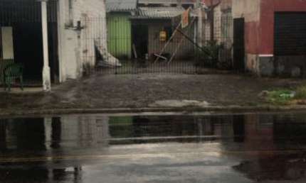 Casa com 3 quartos à venda na Rua Vinte e Quatro de Agosto, 2942, Centro, Esteio por R$ 350.000